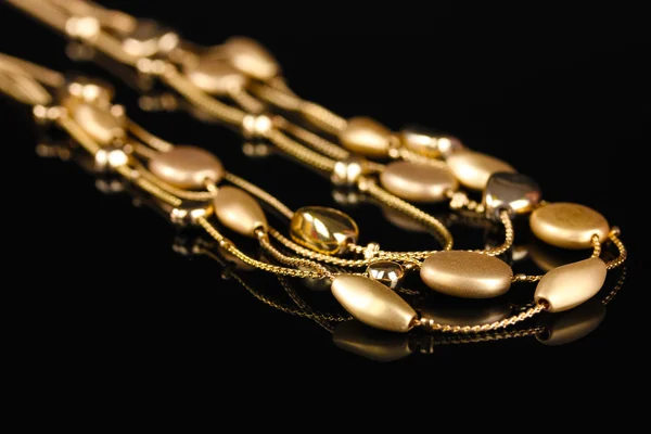 Hermoso collar de oro sobre fondo negro — Foto de Stock