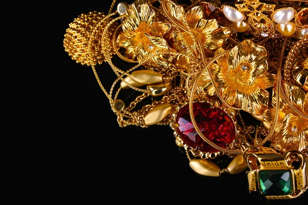 Różne Biżuteria złota na czarnym tle — Zdjęcie stockowe