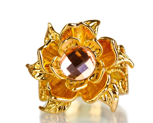 Красивое золотое кольцо с драгоценным камнем, изолированным на белом — стоковое фото