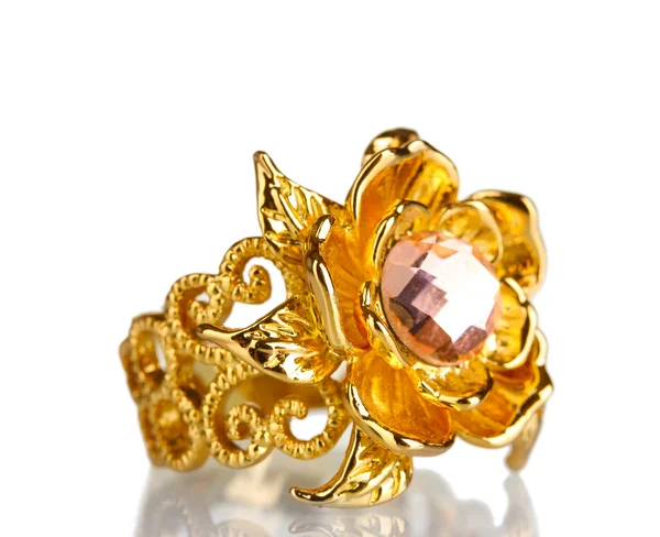Bellissimo anello in oro con pietra preziosa isolata su bianco — Foto Stock