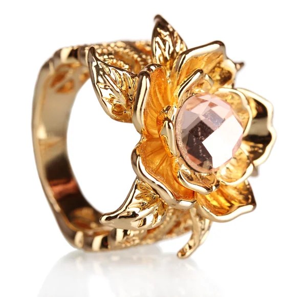 Hermoso anillo de oro con piedra preciosa aislada en blanco — Foto de Stock