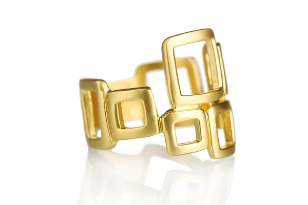 Gyönyörű arany gyűrű elszigetelt fehér — Stock Fotó