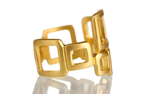 Bellissimo anello d'oro isolato su bianco — Foto Stock