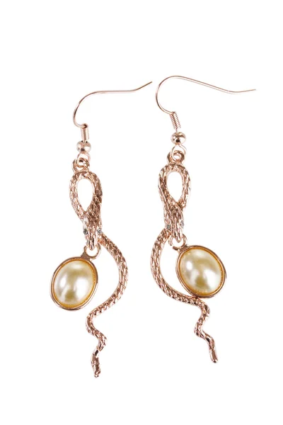 Krásné zlaté náušnice s perlami izolovaných na bílém — Stock fotografie
