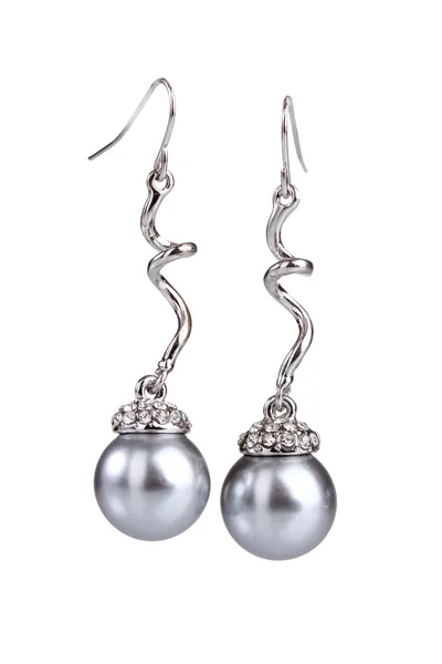 Belles boucles d'oreilles en argent avec des perles noires isolées sur blanc — Photo