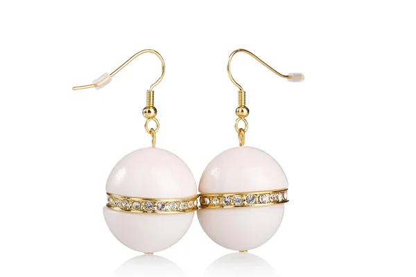 Красиві золоті сережки з дорогоцінними каменями ізольовані на білому — стокове фото