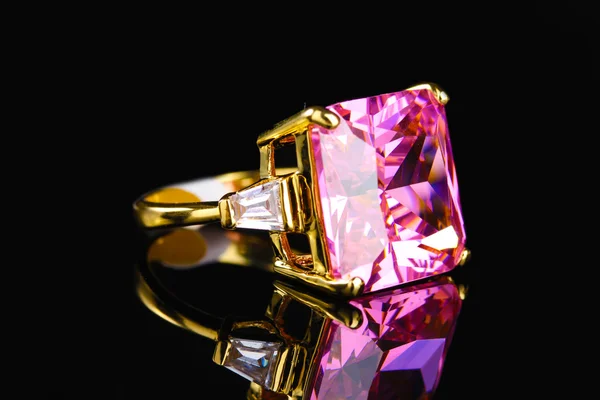 Piękny Złoty pierścionek z kamieniem szlachetnym na czarnym tle — Zdjęcie stockowe