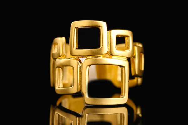 Hermoso anillo de oro sobre fondo negro — Foto de Stock