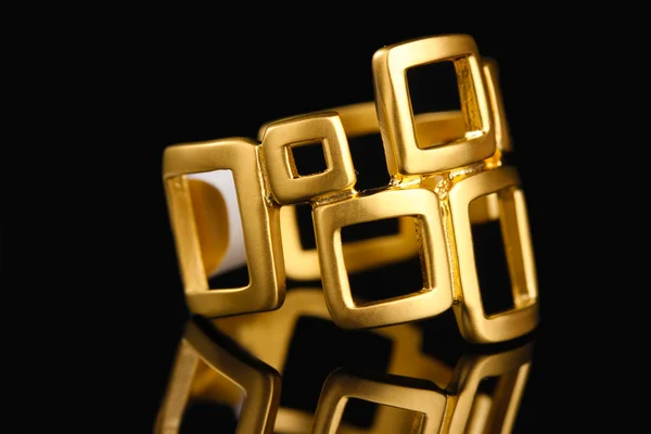 Gyönyörű arany gyűrű fekete háttér — Stock Fotó