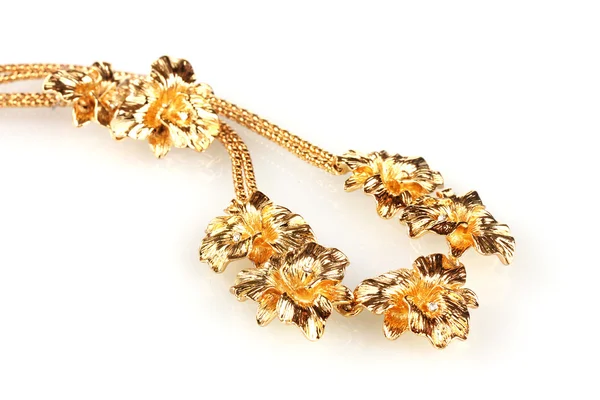 Gyönyörű arany nyaklánc és fülbevaló elszigetelt fehér — Stock Fotó