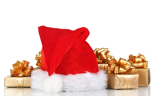 Schöne Weihnachtsmütze und Geschenke isoliert auf weiß — Stockfoto