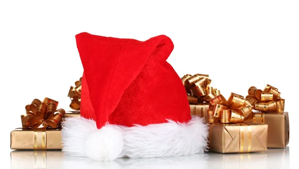 Hermoso sombrero de Navidad y regalos aislados en blanco — Foto de Stock