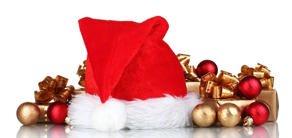 Magnifique chapeau de Noël, cadeaux et boules de Noël isolés sur blanc — Photo