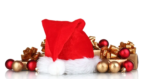Όμορφο καπέλο Χριστούγεννα, δώρα και Χριστούγεννα μπάλες που απομονώνονται σε λευκό — Φωτογραφία Αρχείου