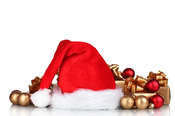 Hermoso sombrero de Navidad, regalos y bolas de Navidad aislados en blanco — Foto de Stock