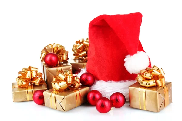 Piękny kapelusz Boże Narodzenie, prezenty i bombki na białym tle — Zdjęcie stockowe