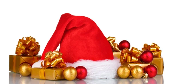 美しいクリスマスの帽子、ギフト白で隔離されるクリスマス ボール — ストック写真