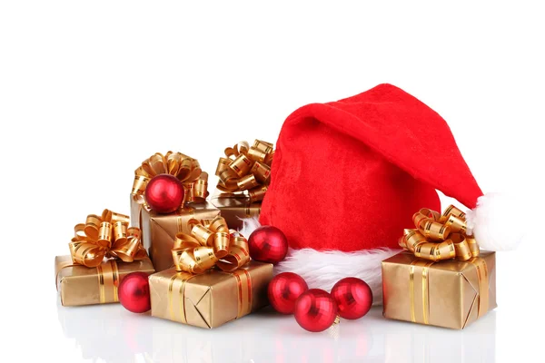 Hermoso sombrero de Navidad, regalos y bolas de Navidad aislados en blanco —  Fotos de Stock