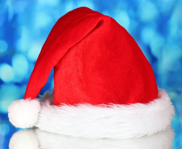 Krásné vánoční klobouk na modrém pozadí — Stock fotografie