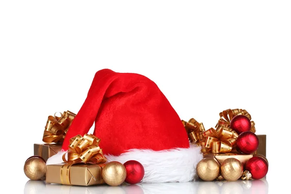Hermoso sombrero de Navidad, regalos y bolas de Navidad aislados en blanco — Foto de Stock