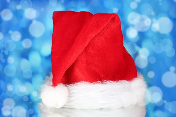 Hermoso sombrero de Navidad sobre un fondo azul —  Fotos de Stock