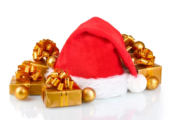 Krásné vánoční čepici, dárky a vánoční koule izolované na bílém — Stock fotografie