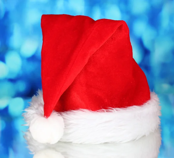 蓝色背景上的美丽圣诞帽子。 — 图库照片
