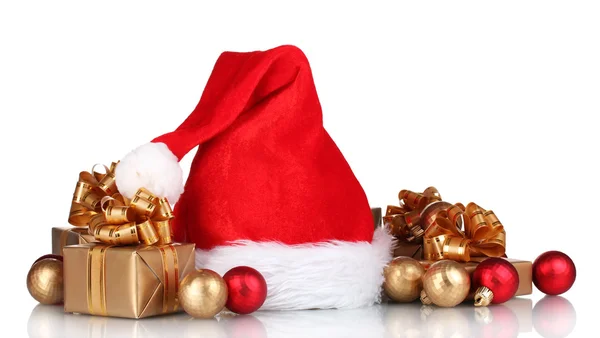 美丽的圣诞帽子，礼品和孤立在白色的圣诞球 — 图库照片