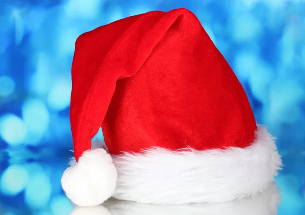 Hermoso sombrero de Navidad sobre un fondo azul —  Fotos de Stock