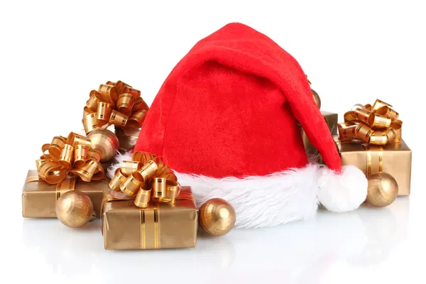 아름 다운 크리스마스 모자, 선물 및 흰색 절연 크리스마스 공 — 스톡 사진