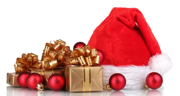 Güzel Noel şapka, hediyeler ve üzerinde beyaz izole Noel topları — Stok fotoğraf