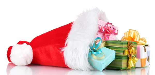 Bellissimo cappello di Natale e regali isolati su bianco — Foto Stock
