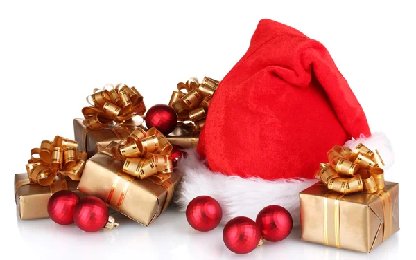美丽的圣诞帽子，礼品和孤立在白色的圣诞球 — 图库照片