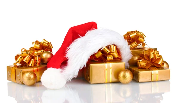 Szép karácsonyi kalapot, ajándékok és karácsonyi golyókat elszigetelt fehér — Stock Fotó