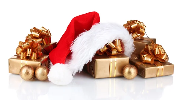 Schöne Weihnachtsmütze, Geschenke und Weihnachtskugeln isoliert auf weiß — Stockfoto