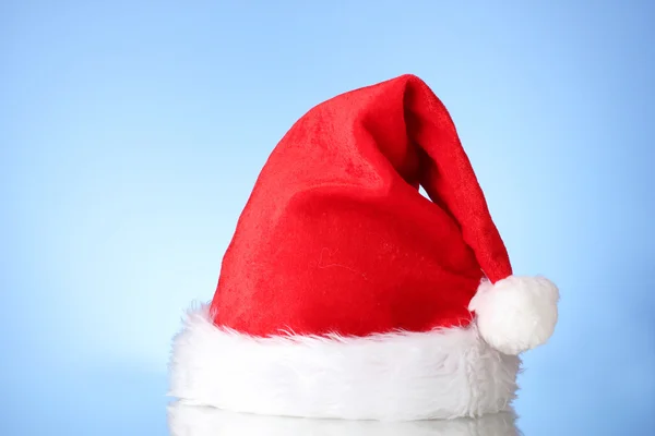 Рождественская шляпа на синем фоне — стоковое фото