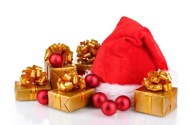 Hermoso sombrero de Navidad, regalos y bolas de Navidad aislados en blanco —  Fotos de Stock