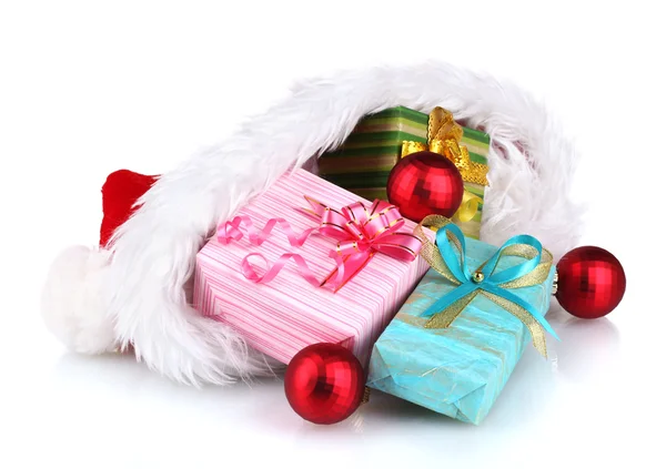 美丽圣诞帽的礼品和孤立在白色的圣诞球 — 图库照片