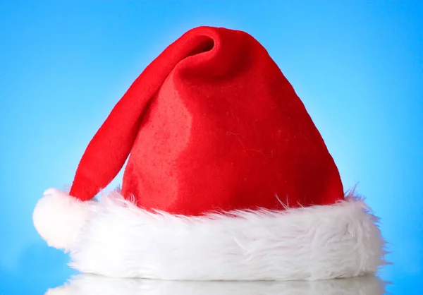 Mavi bir arka plan üzerinde güzel Noel şapka — Stok fotoğraf