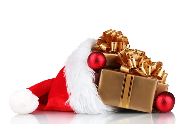 Hermoso sombrero de Navidad con regalos y bolas de Navidad aislados en blanco — Foto de Stock