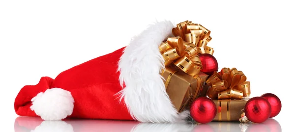 Schöne Weihnachtsmütze mit Geschenken und Weihnachtskugeln isoliert auf weiß — Stockfoto