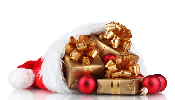 선물과 크리스마스 공 흰색 절연으로 아름 다운 크리스마스 모자 — 스톡 사진