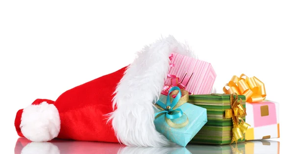 Vackra jul hatt och gåvor isolerad på vit — Stockfoto