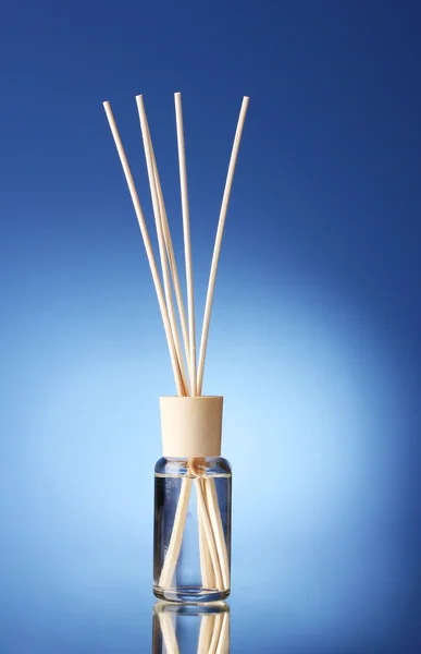 Láhev osvěžovač vzduchu na modrém pozadí — Stock fotografie