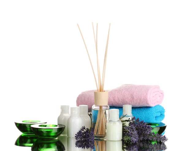 Flaska Doftspridare, lavander, handdukar och ljus isolerad på vit — Stockfoto