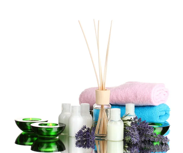 Botella de ambientador, lavanda, toallas y velas aisladas en blanco —  Fotos de Stock