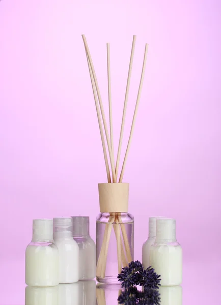 空气清新剂、 瓶子和薰衣草在粉红色的背景上 — 图库照片