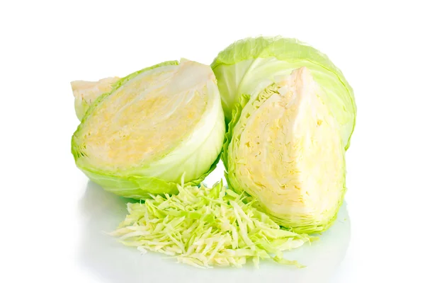 Beyaz izole dilimlenmiş yeşil lahana — Stok fotoğraf