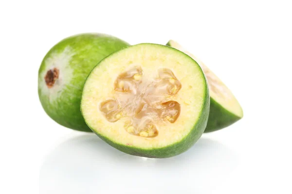 Geschälte Feijoa-Frucht, isoliert auf weiß — Stockfoto