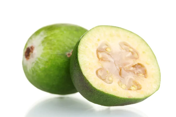 Slsed feijoa frukt, isolerad på vit — Stockfoto